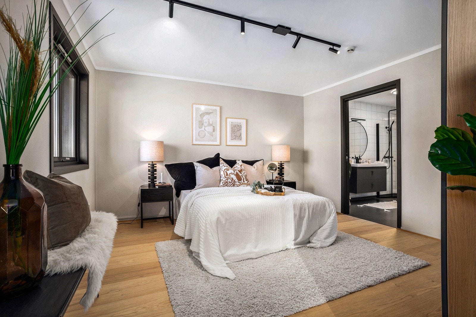 Fra soverommet er det tilgang til både stuen og baderommet - terskelfritt Galleribilde