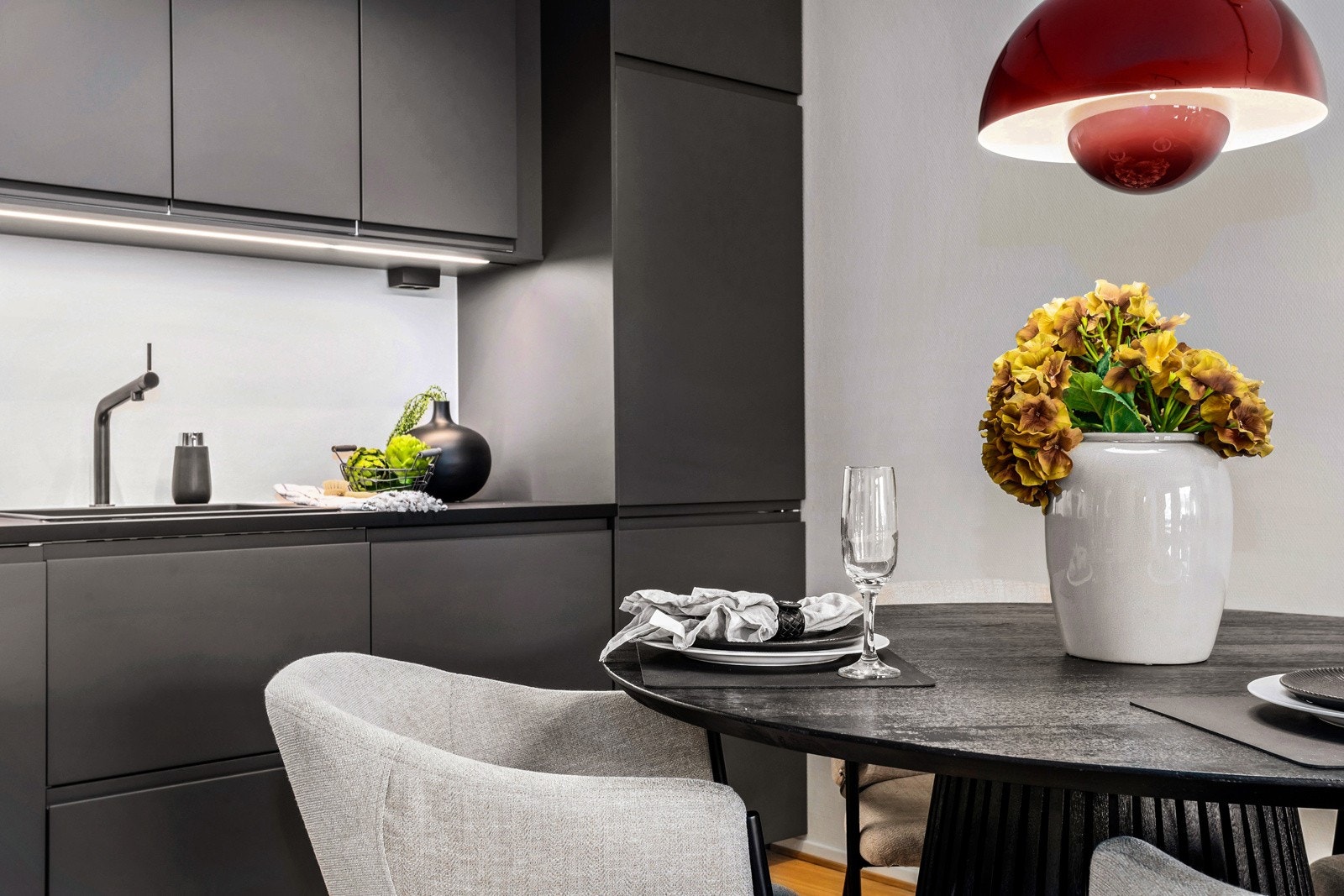 LED lys over kjøkkenbenken Galleribilde