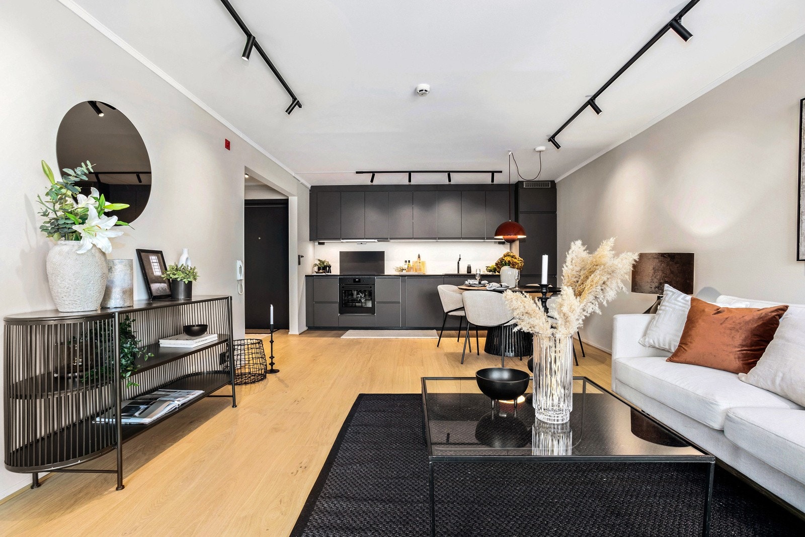 Nytt moderne kjøkken fra Ikea med åpen løsning mot stuen - integrerte hvitevarer Galleribilde