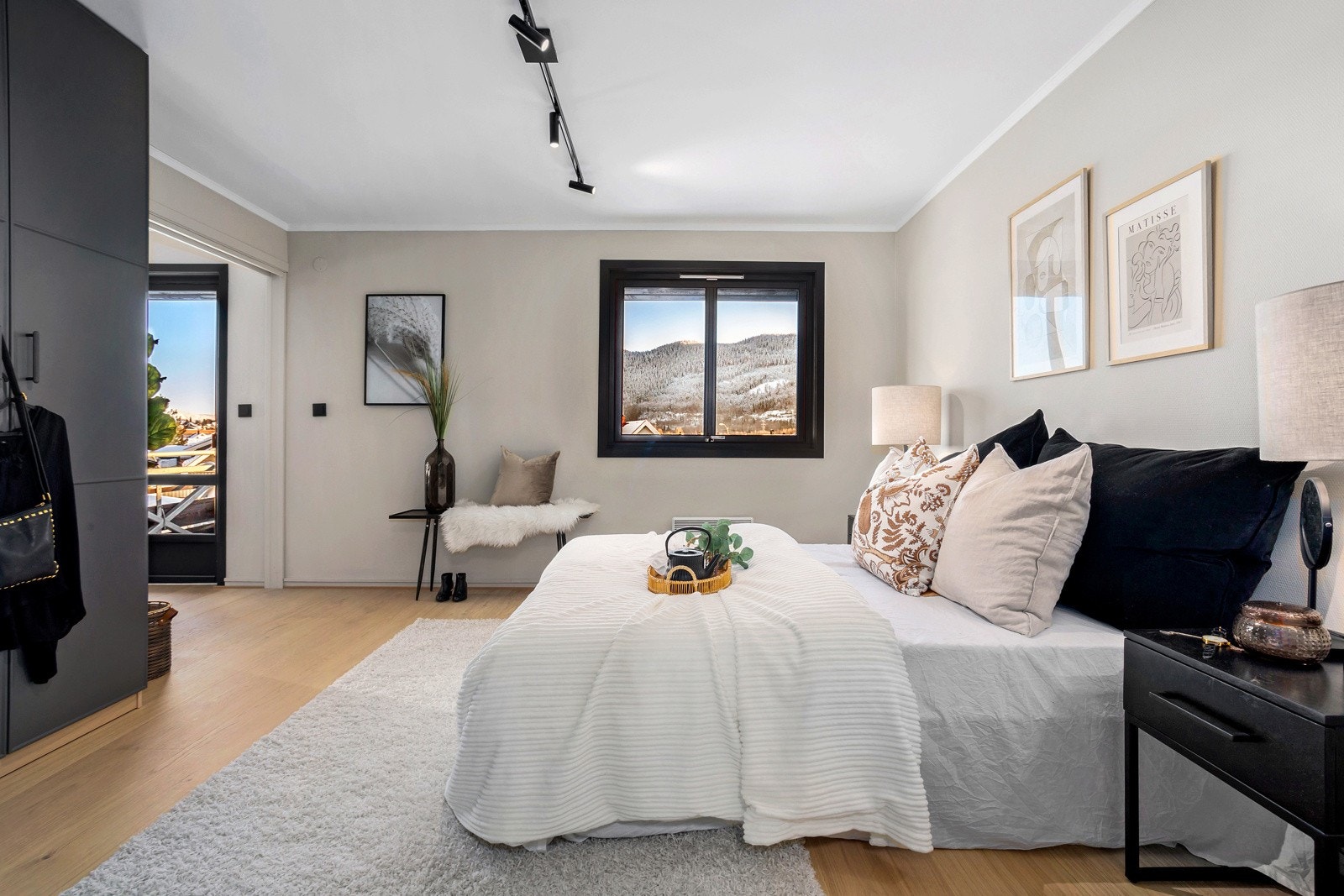 Stort soverom med ny garderobe - installert ny smarthusløsning fra SG for belysning (kan bygges videre på og styres med app) Galleribilde