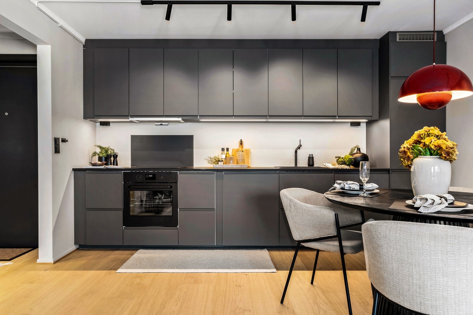 Det nye kjøkkenet har godt med skuffer-, skaper og benkeplass Galleribilde