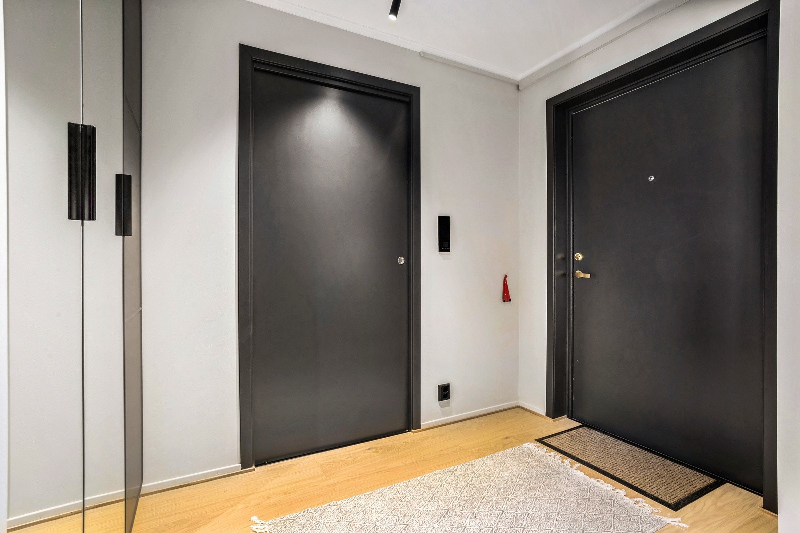 Ekstra brede dører og skyvedører i leiligheten gjør hverdagen lettere Galleribilde