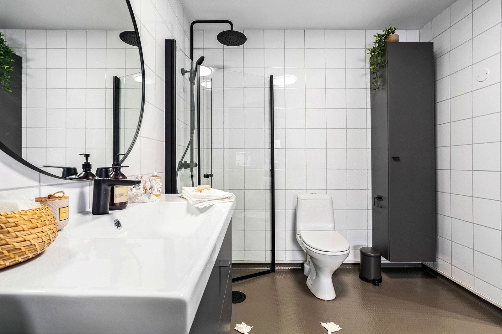 I baderommet er det nye sorte armaturer og ny innredning Galleribilde