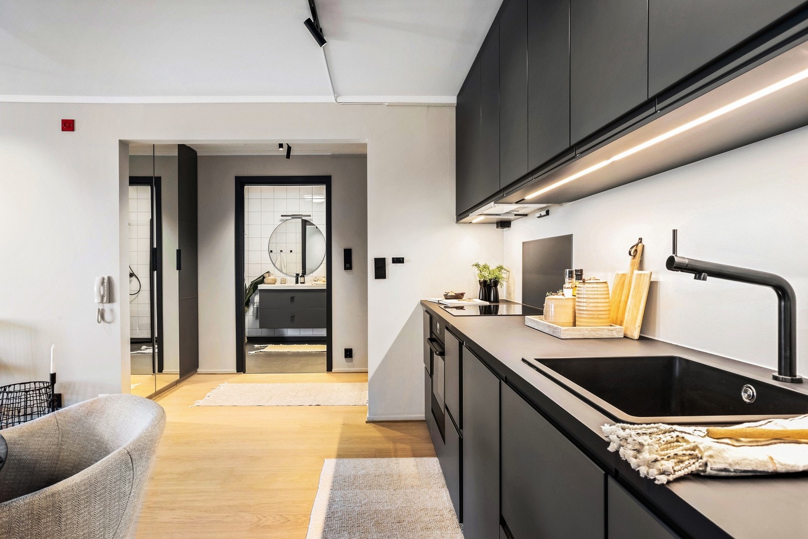 Detaljfoto kjøkken viser sort armatur og detaljer Galleribilde