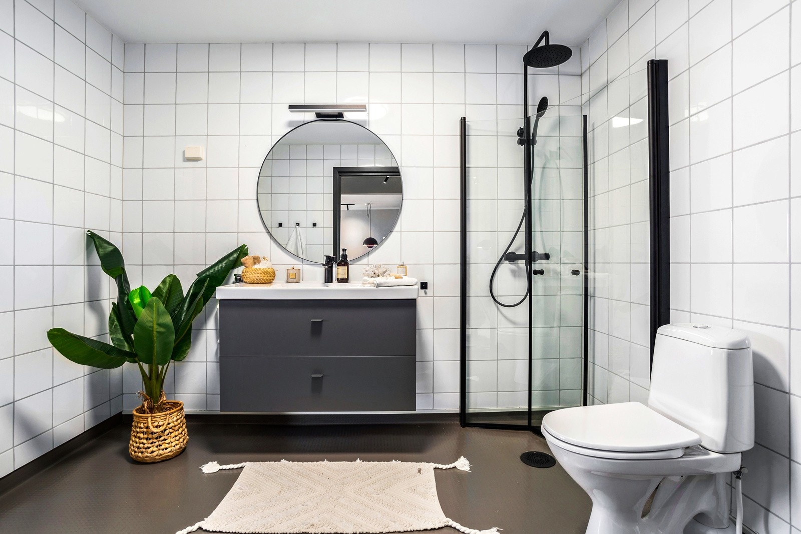 Oppgradert pent bad/wc med dusj og sorte detaljer i armaturer og dusjvegger - terskelfri adkomst Galleribilde