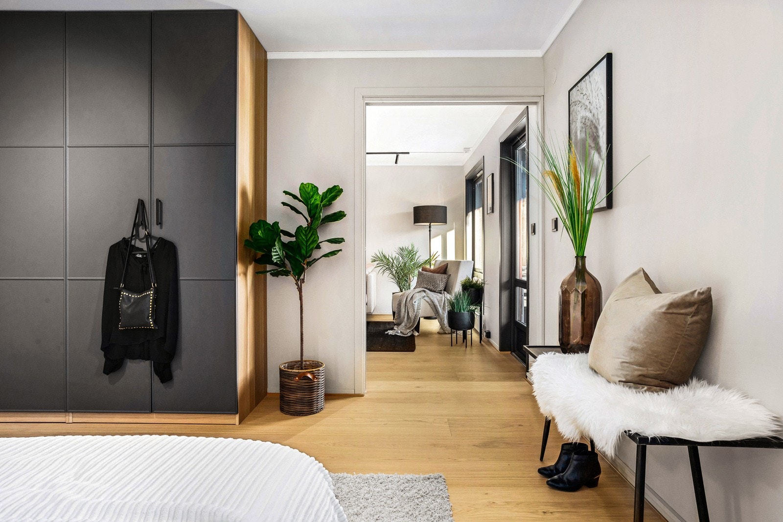 Praktisk med direkte adkomst til stuen fra soverommet Galleribilde