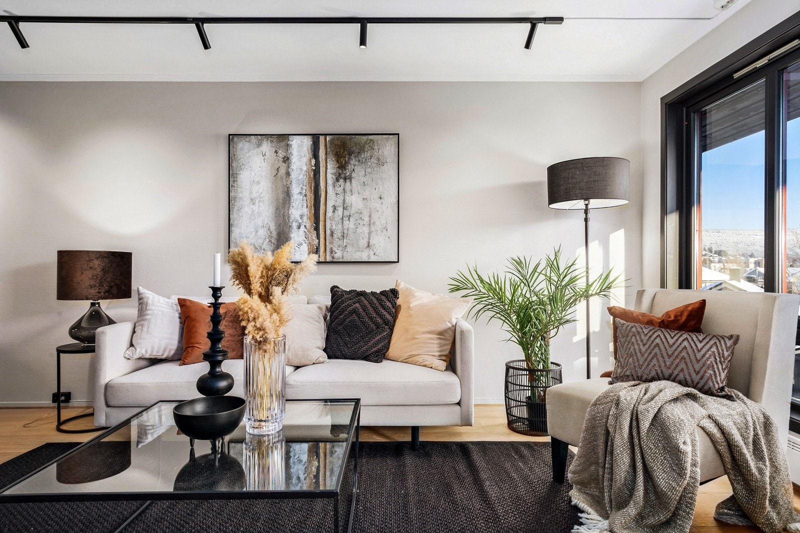 Store vinduer i stuen gir godt med dagslys Galleribilde