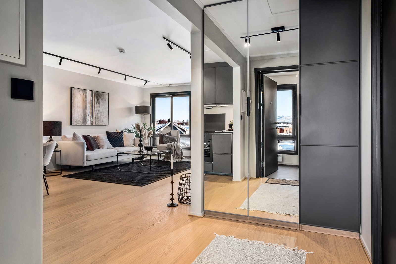 Nye garderober i entré/hall og soverom Galleribilde