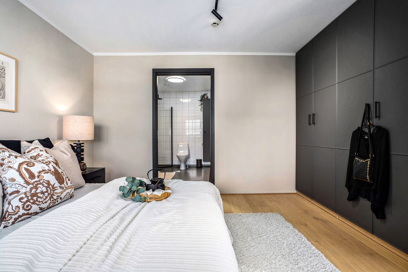 Ny garderobe i soverom Galleribilde