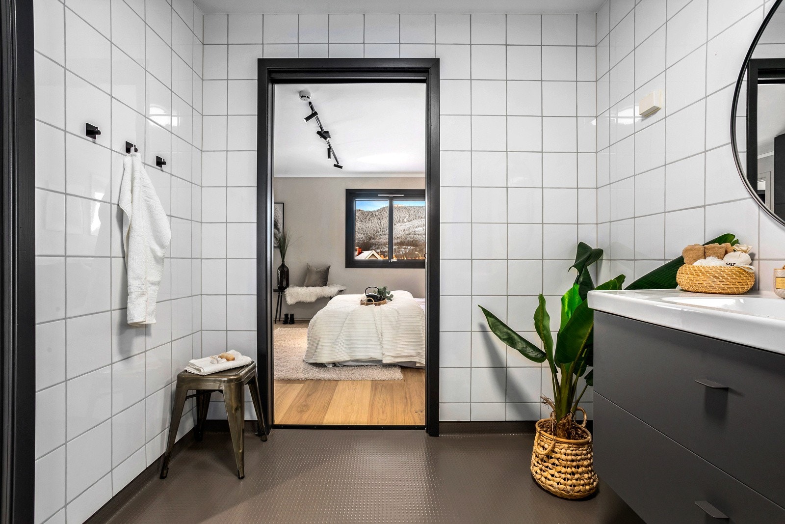 Fra badet er det direkte adkomst til soverommet Galleribilde