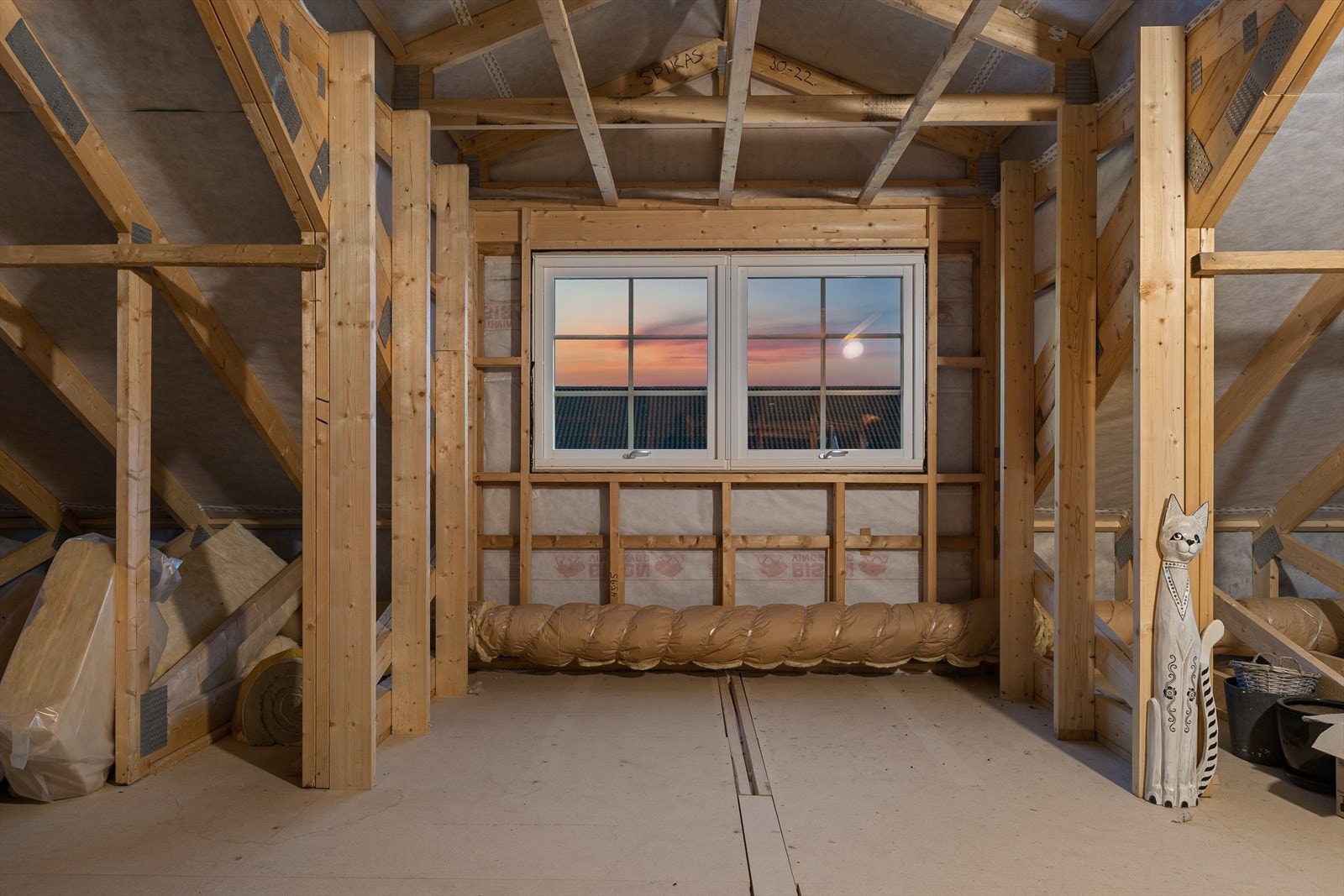 Det er lagt spongulv og loftet er klargjort for innredning. Galleribilde