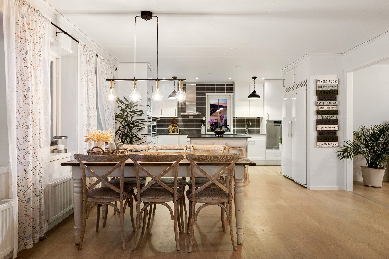 Kjøkkenet har god plass til en trivelig spisegruppe ved siden av vinduene. Galleribilde