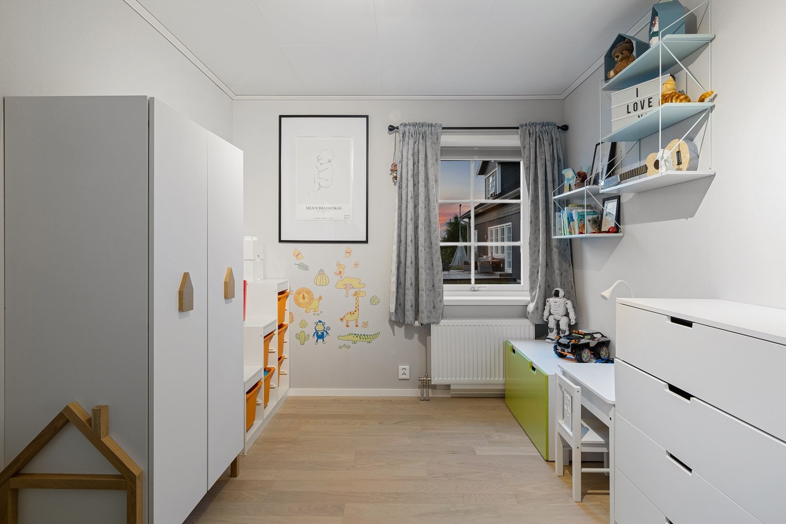 Rommet har plass til seng, pult og kommode. Galleribilde