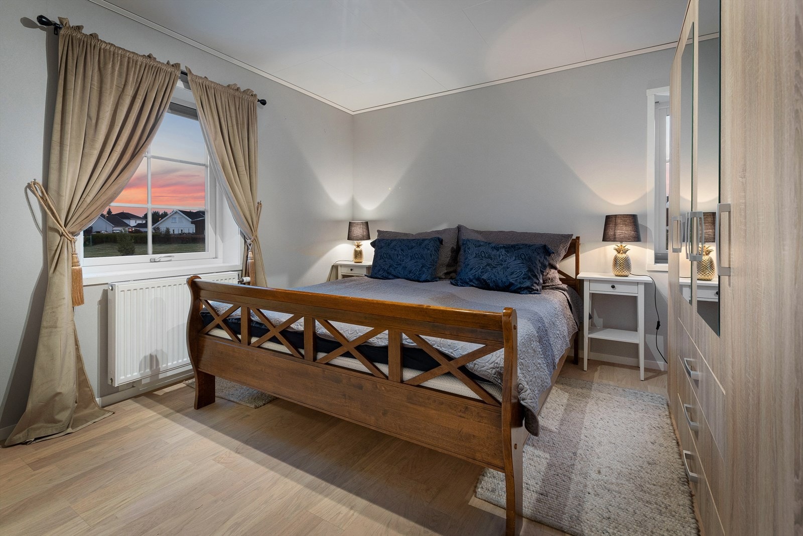 Hovedsoverommet er av god størrelse og har en lun farge som gir god atmosfære. Galleribilde