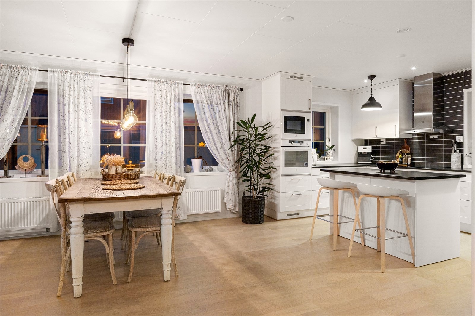 Lekkert og moderne kjøkken med mye skap- og benkeplass. Galleribilde