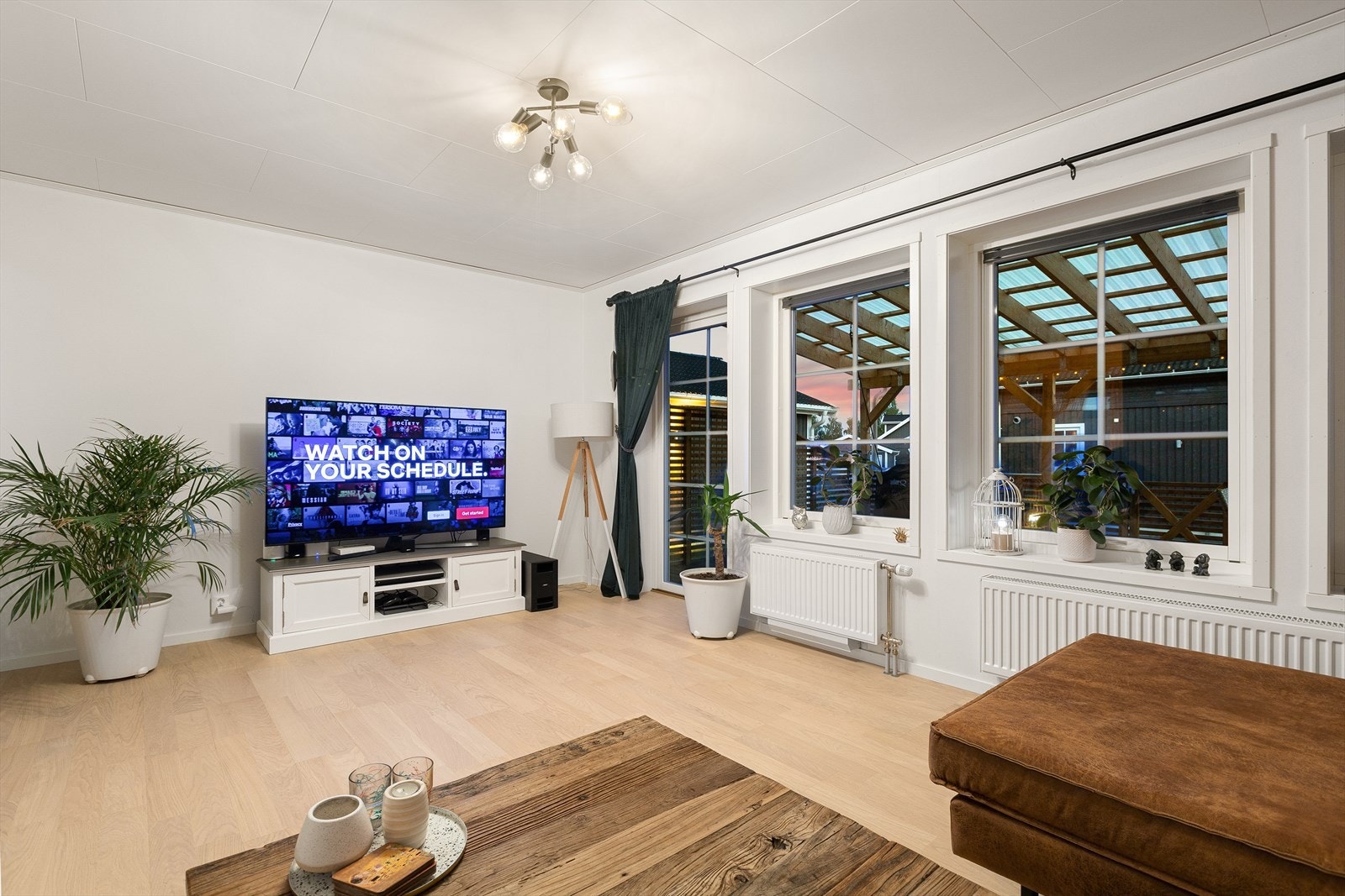 Lys og luftig stue med utgang til terrasse. De store vindusflater og terrassedøren slipper inn rikelig med naturlig lys som gir rommet en god atmosfære. Det er god plass til sofagruppe, mediemøblement og øvrig oppbevaring. Galleribilde