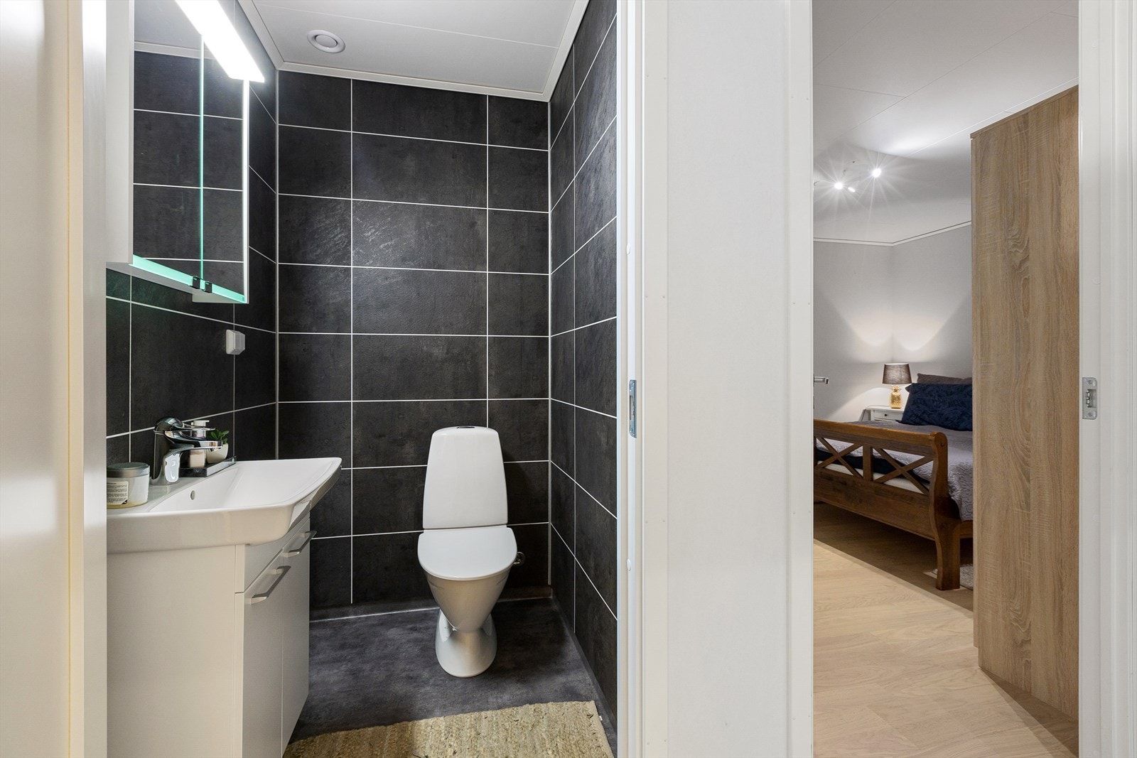 Boligen har et ekstra toalett i eget rom med belegg på gulv og våtromsplater på vegger. Rommet er innredet med servantskap og toalett, og har mekanisk balansert ventilasjon. Galleribilde