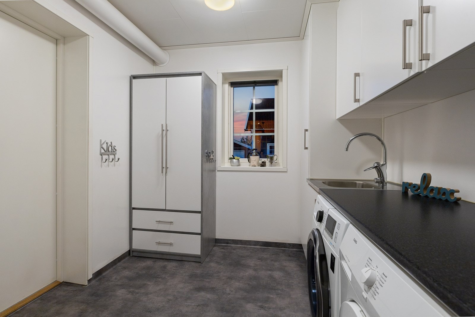 Det er opplegg for og plass til vaskemaskin og tørketrommel. Varmepumpe, sikringsskap og vannfordelerskap er godt plassert på vaskerommet. Vaskerommet har ene egen inngang. Galleribilde