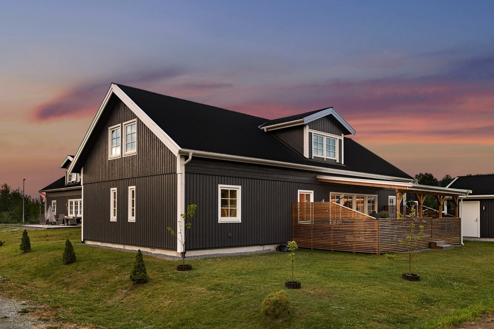 Boligen strekker seg over to plan med en åpen planløsning og et uinnredet loft. Galleribilde