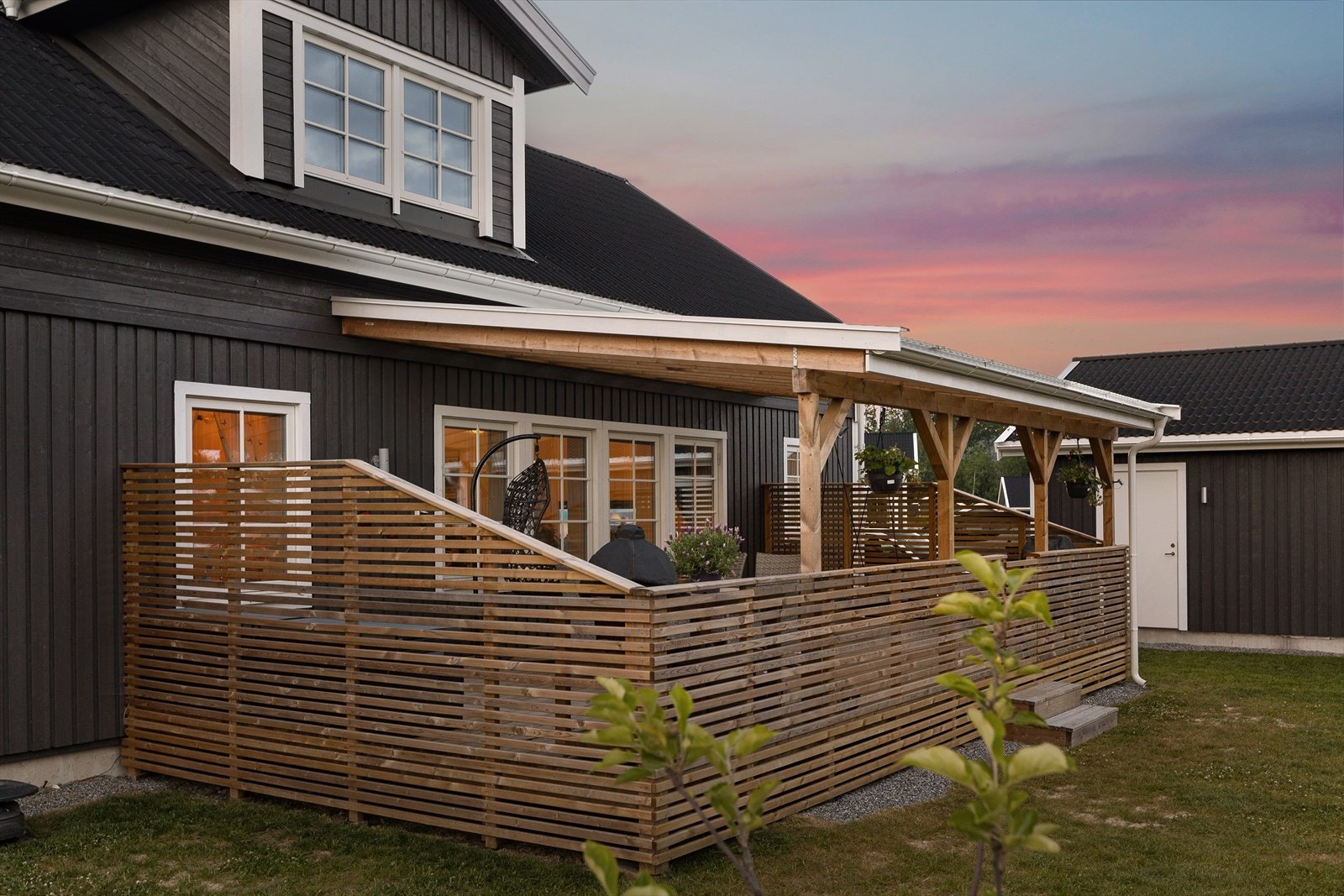 Boligen er meget familievennlig og ligger i et nyetablert, barnevennlig og populært boligområde på Bjertnestunet. Galleribilde