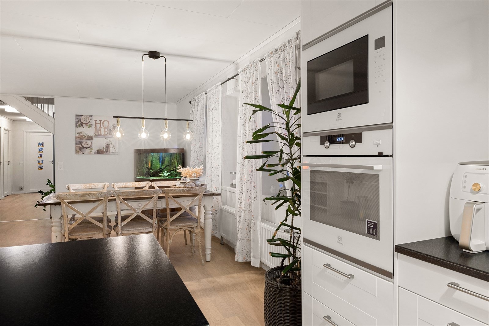 Det er integrert stekeovn, platetopp, kjøleskap, fryseskap, oppvaskmaskin og mikroovn. Det er tilkoblet en mekanisk avtrekksvifte over stekesonen og det er montert downlights i himling. Galleribilde