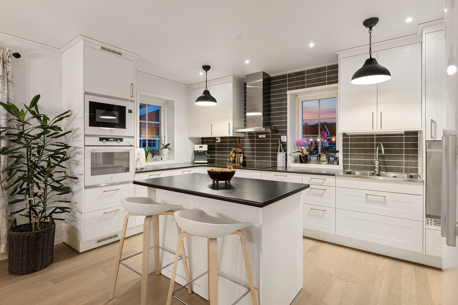 Kjøkkenet har en praktisk L-form som gir gir mye arbeidsplass, og det har en kjøkkenøy med bardisk. Galleribilde