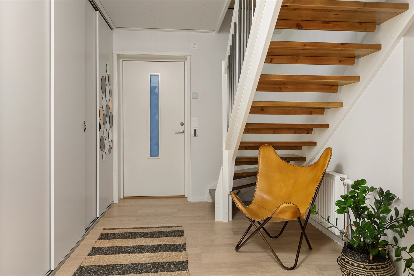Velkommen inn! Entréen er innbydende og gir et godt førsteinntrykk av boligen. Galleribilde