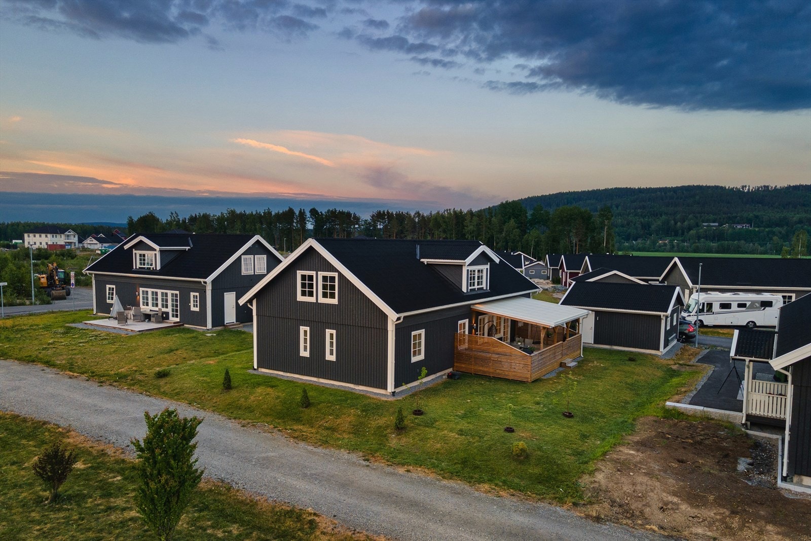 Boligen har en solrik og flat tomt som er pent opparbeidet med en terrasse og gressplen som strekker seg store deler rundt huset. Galleribilde
