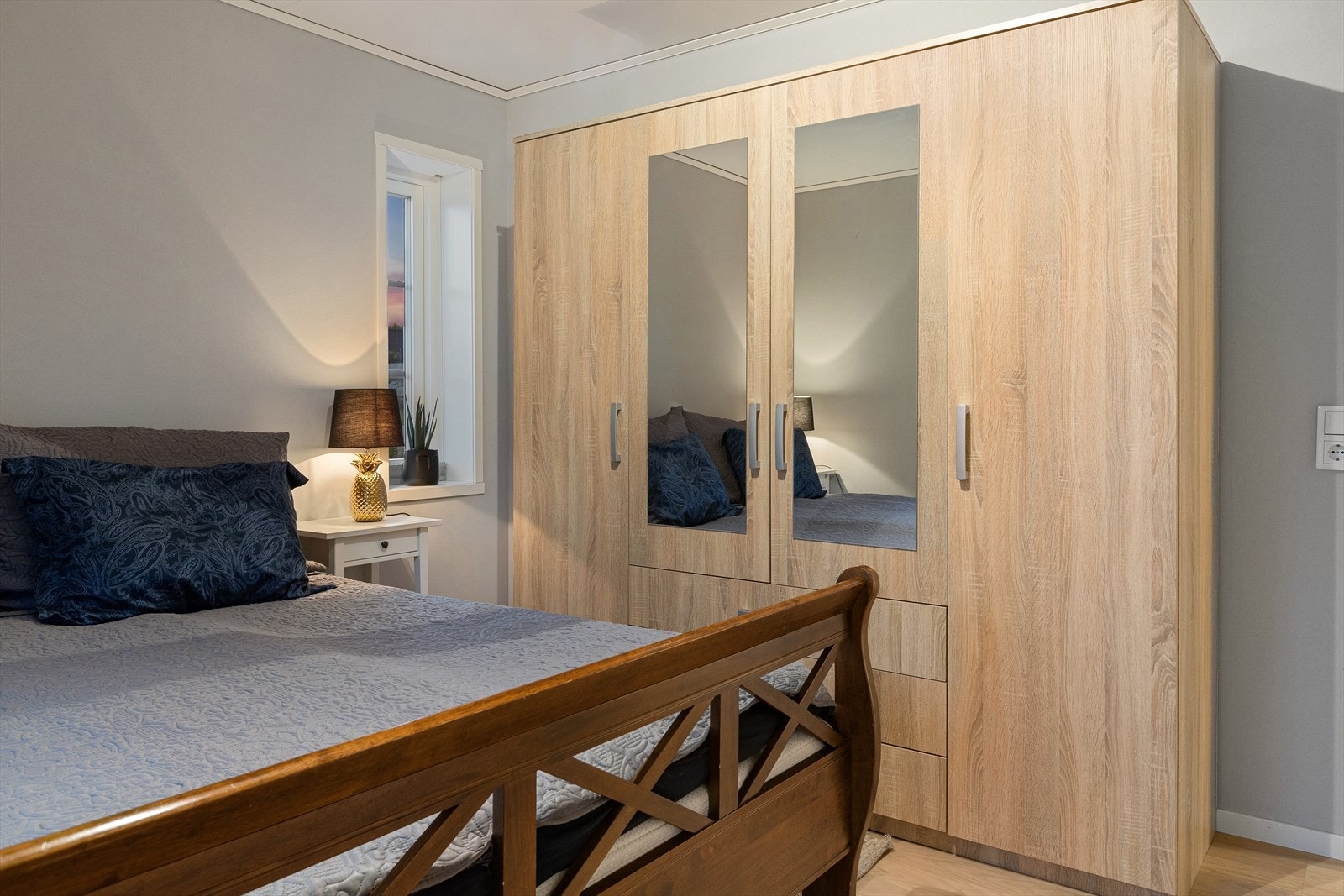 Rommet har god plass til dobbeltseng, tilhørende nattbord og garderobeskap. Galleribilde