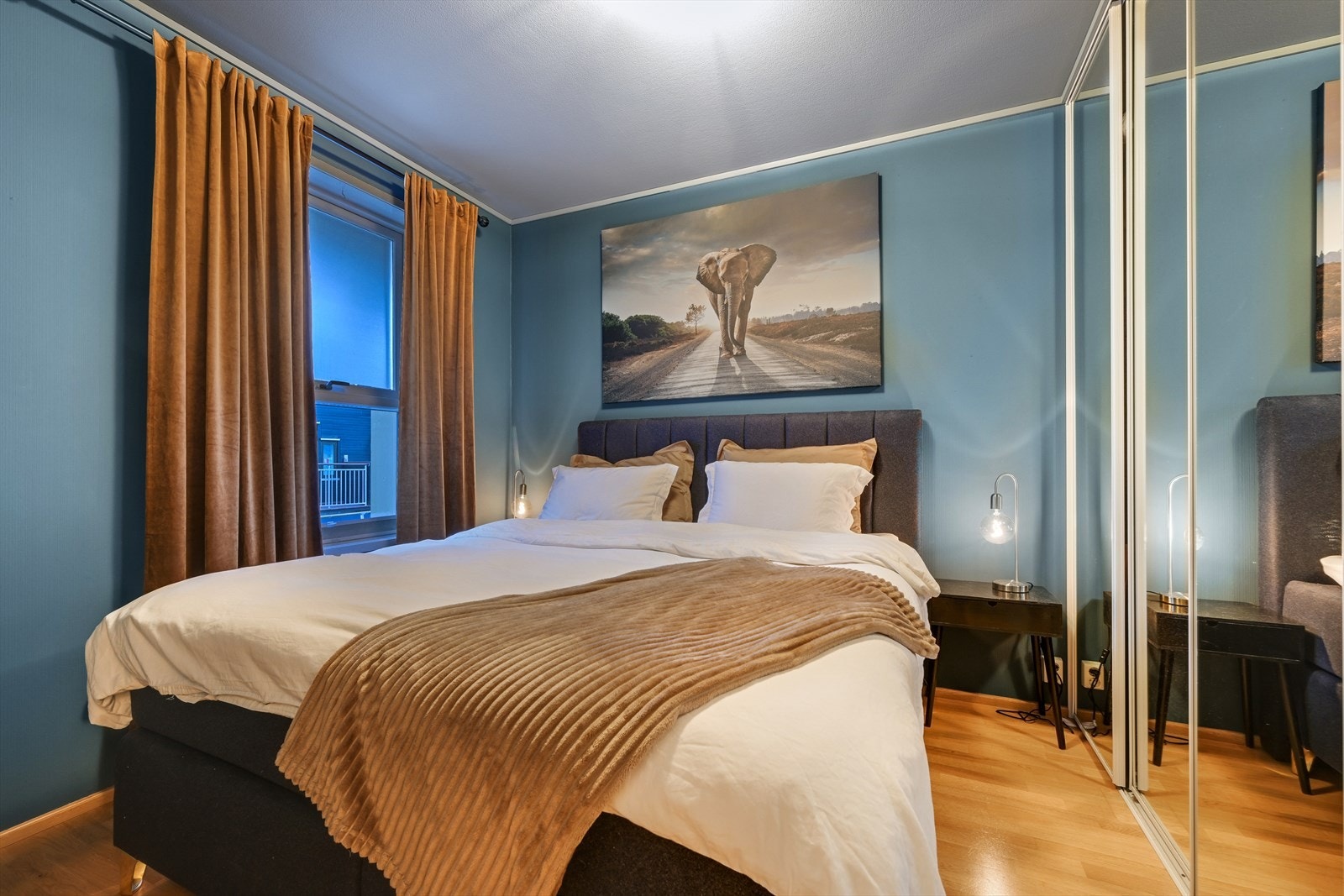 Lekkert hovedsoverom med skyvedørsgarderobe. Galleribilde