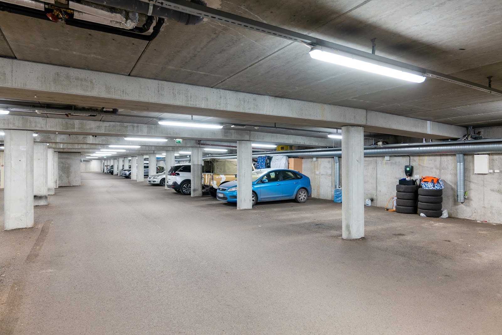 Stort garasjeanlegg hvor en p-plass medfølger. Ledig plasser for leie også. Elbillading. Galleribilde
