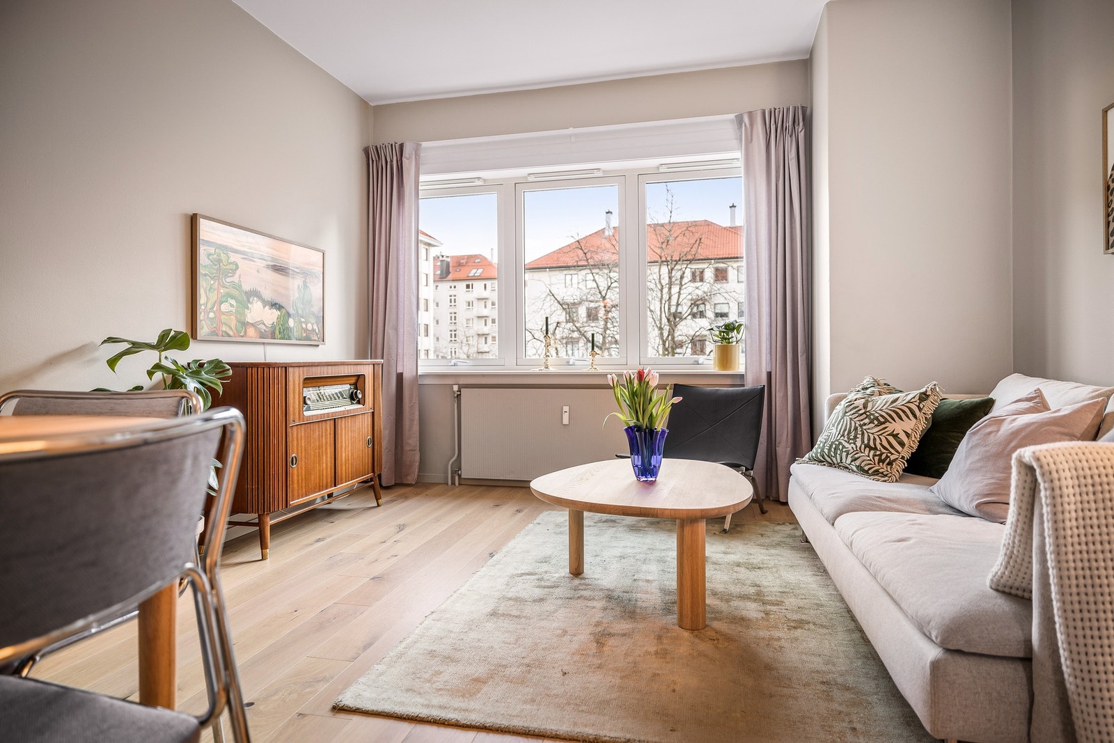 I 2021 ble det lagt ny parkett i hele leiligheten, samt alle vegger ble malt. Galleribilde