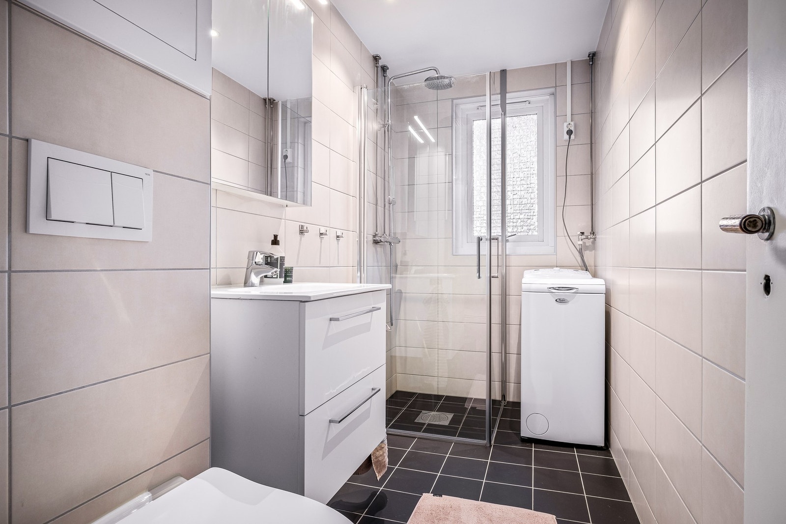 Flott bad som ble renovert i 2021 av Sans bygg. Badet er helfliset og har opplegg for vaskemaksin Galleribilde