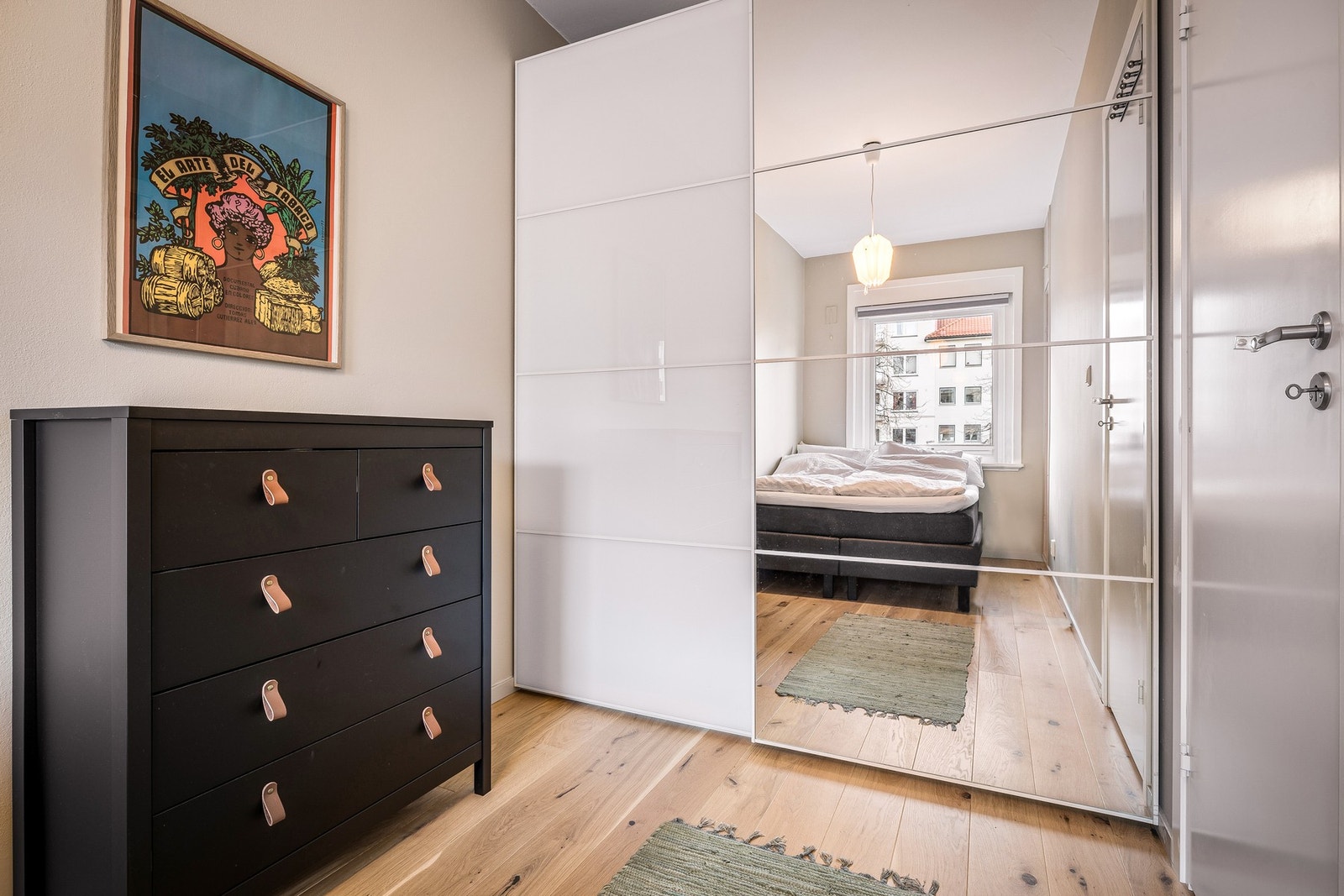 Skyvedørsgarderoben medfølger handelen Galleribilde