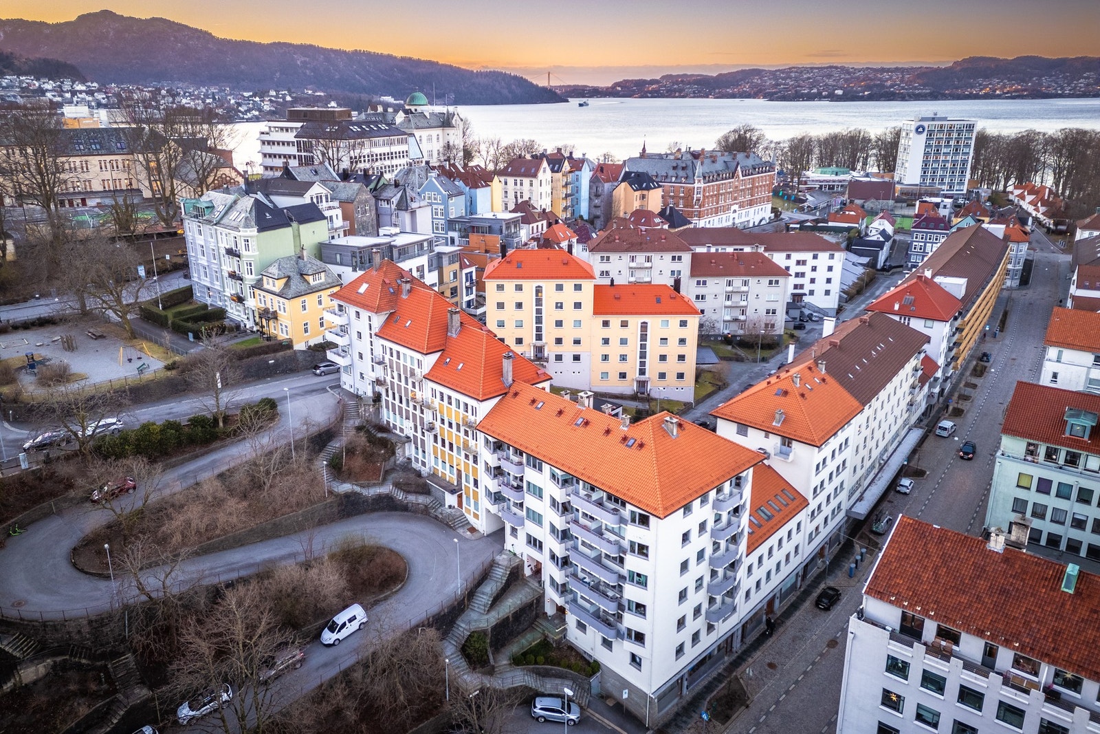 Den fredelige beliggenheten på Nordnes gir deg det beste av begge verdener - både et rolig nabolag og nærhet til det pulserende bylivet. Galleribilde
