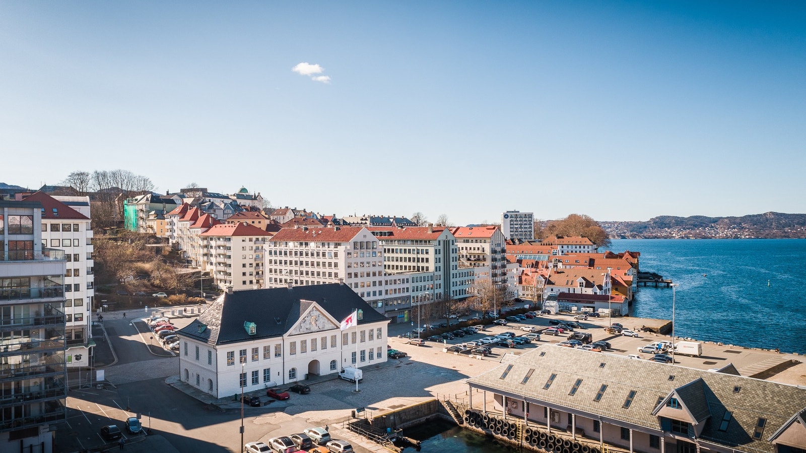 Fra tollboden går småbåten "beffen" til Sandviken, og Nordnes brygge er et supert sted for en lesepause i solen, eller spasertur med hunden Galleribilde