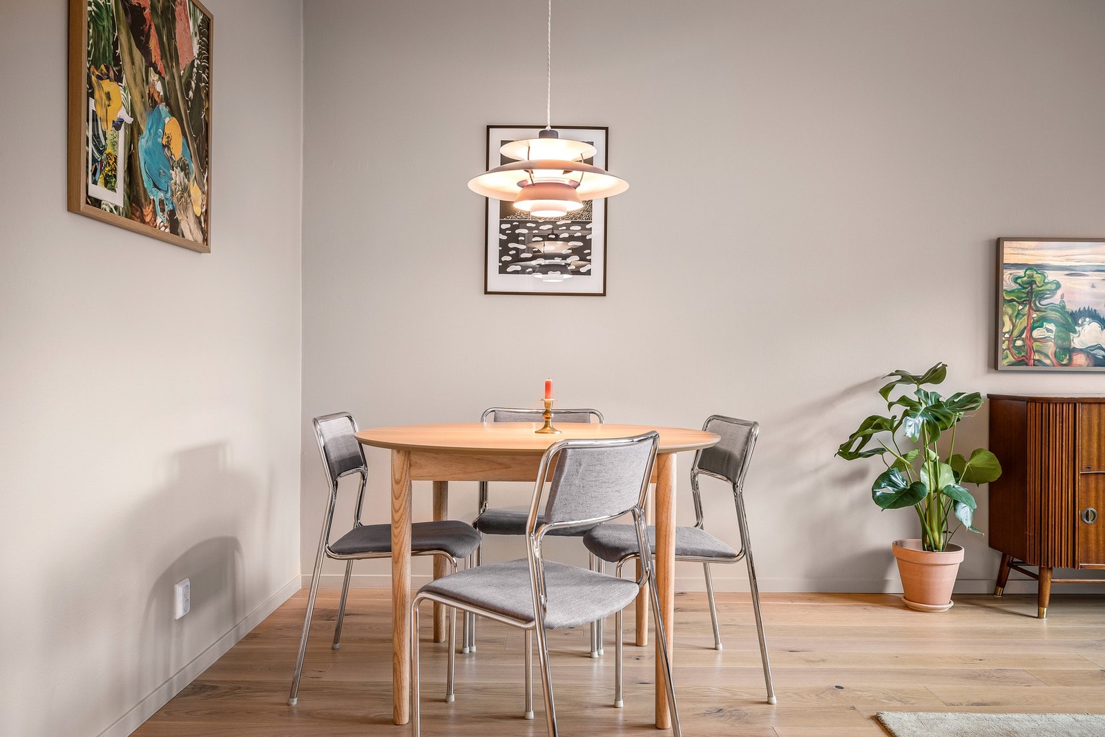 Det er god plass til spisebord i stuen Galleribilde