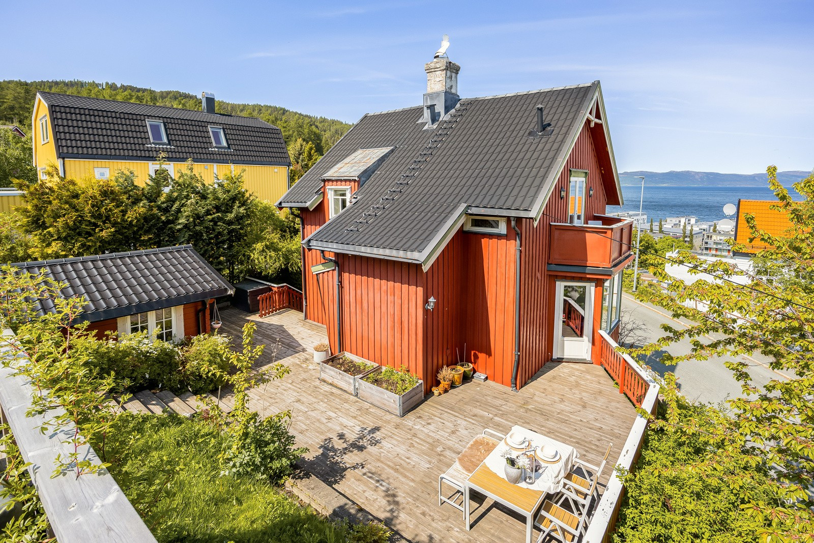 Idyllisk enebolig med gode sol- og utsiktsforhold. Svært romslig terrasse. Sokkel utleid for 9.500,-.