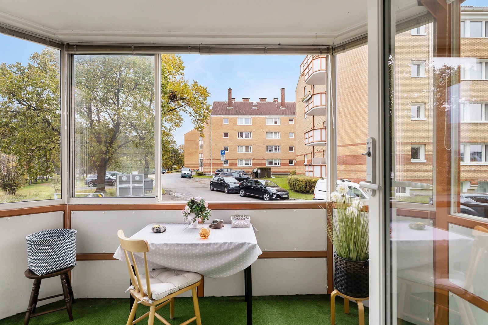Balkongen har balkonggress, belysning og strømuttak Galleribilde