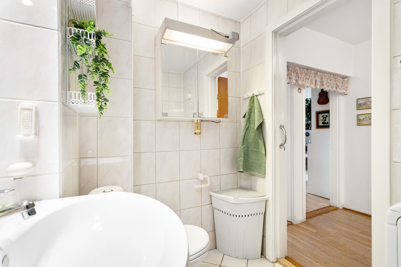 Badet har varmekabler i gulv og opplegg til vaskemaskin Galleribilde