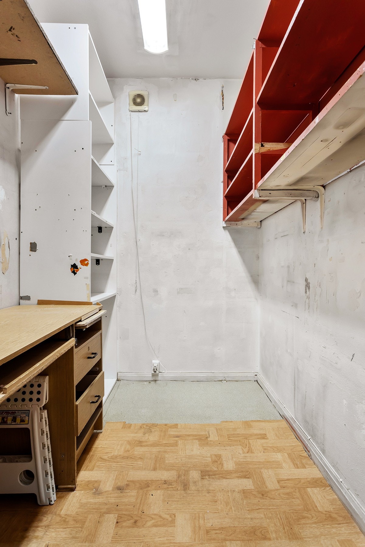 Det er bod i leigheten med hyller og gode oppbevaringsmuligheter Galleribilde