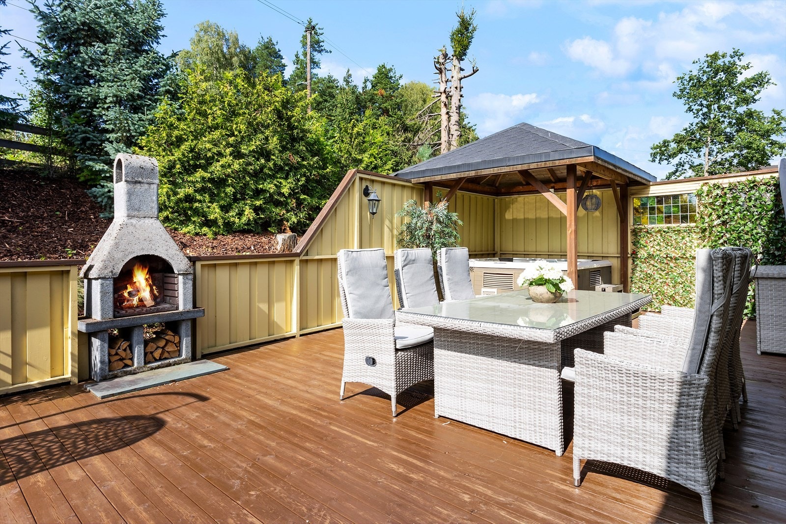 Boligen har store terrasseflater med ulike soner. Galleribilde