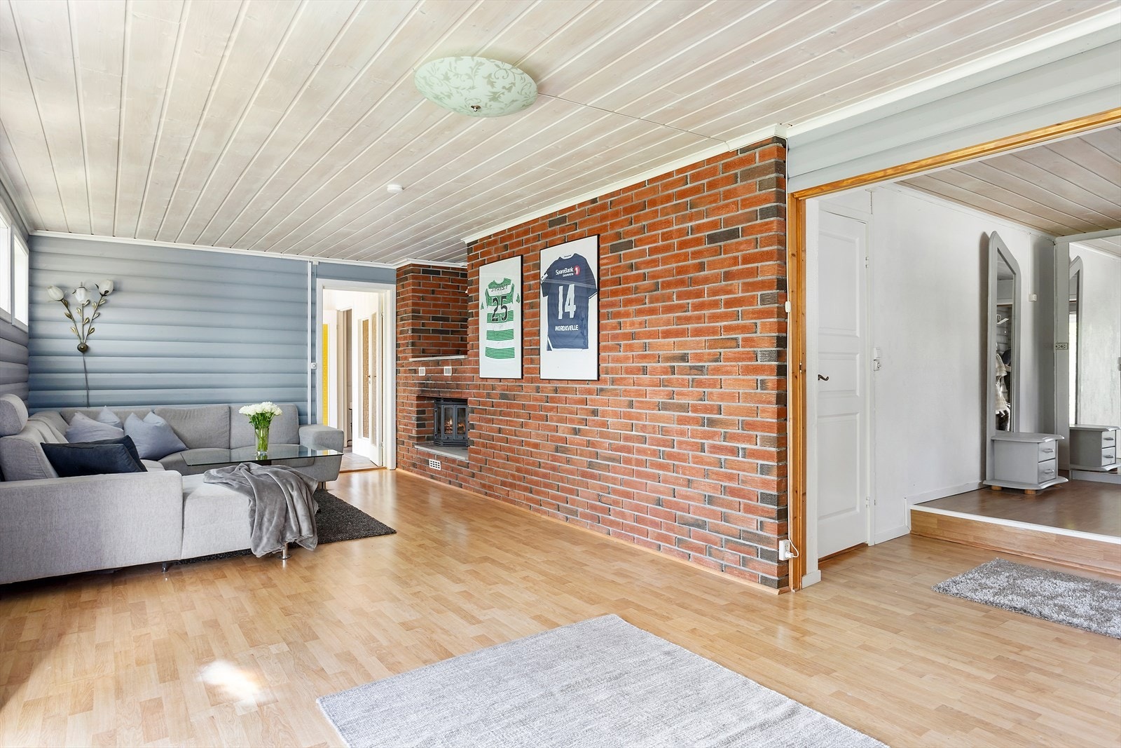 Rommet har innebygget peisinnsats. Galleribilde