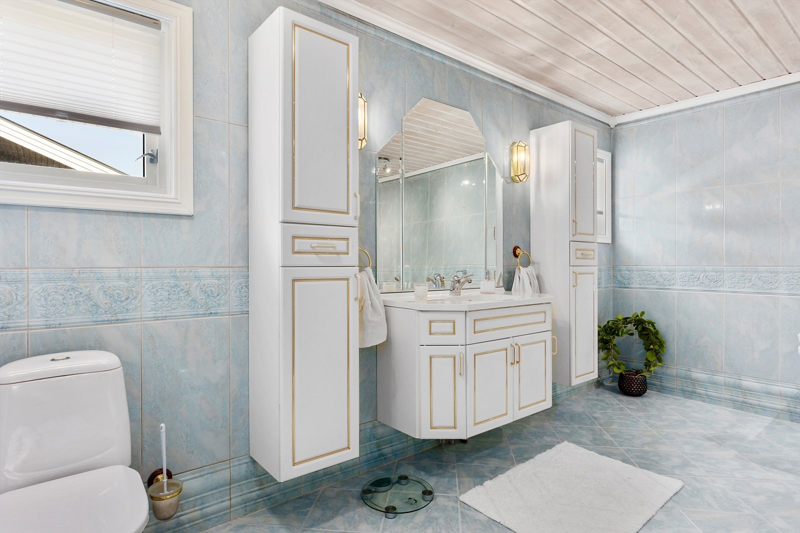 Badet har fliser på gulv og vegger. Varmekabler i gulv. Galleribilde