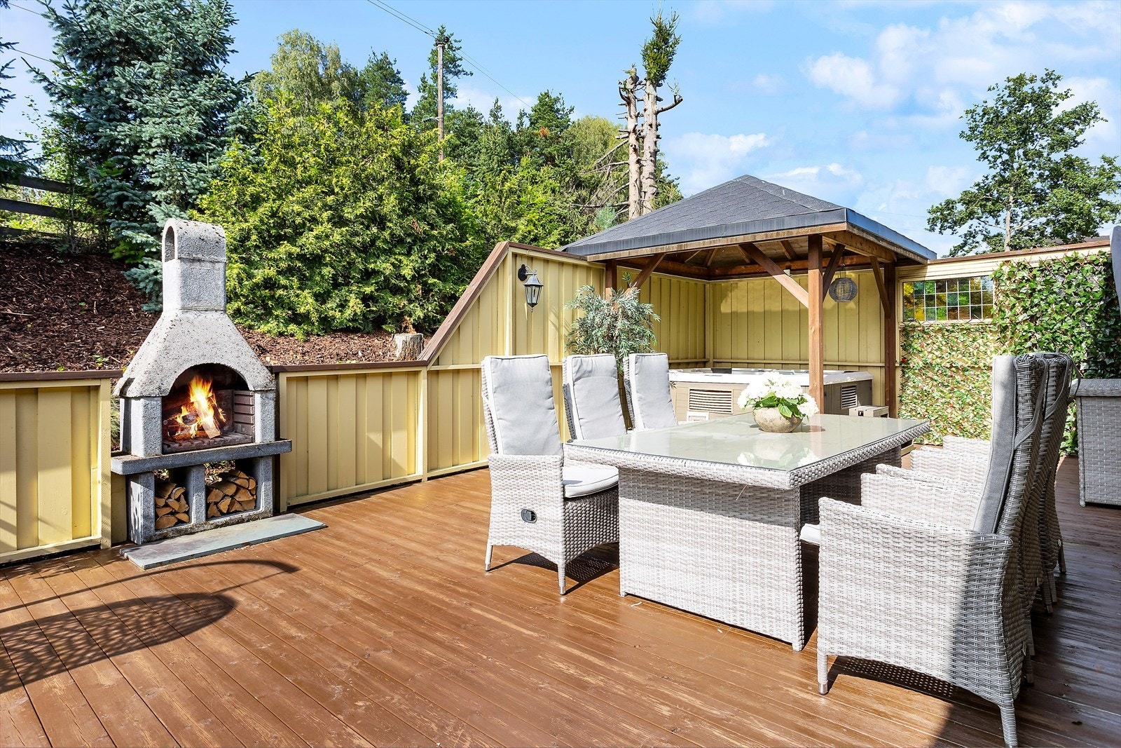 Stor terrasse med peis. Galleribilde