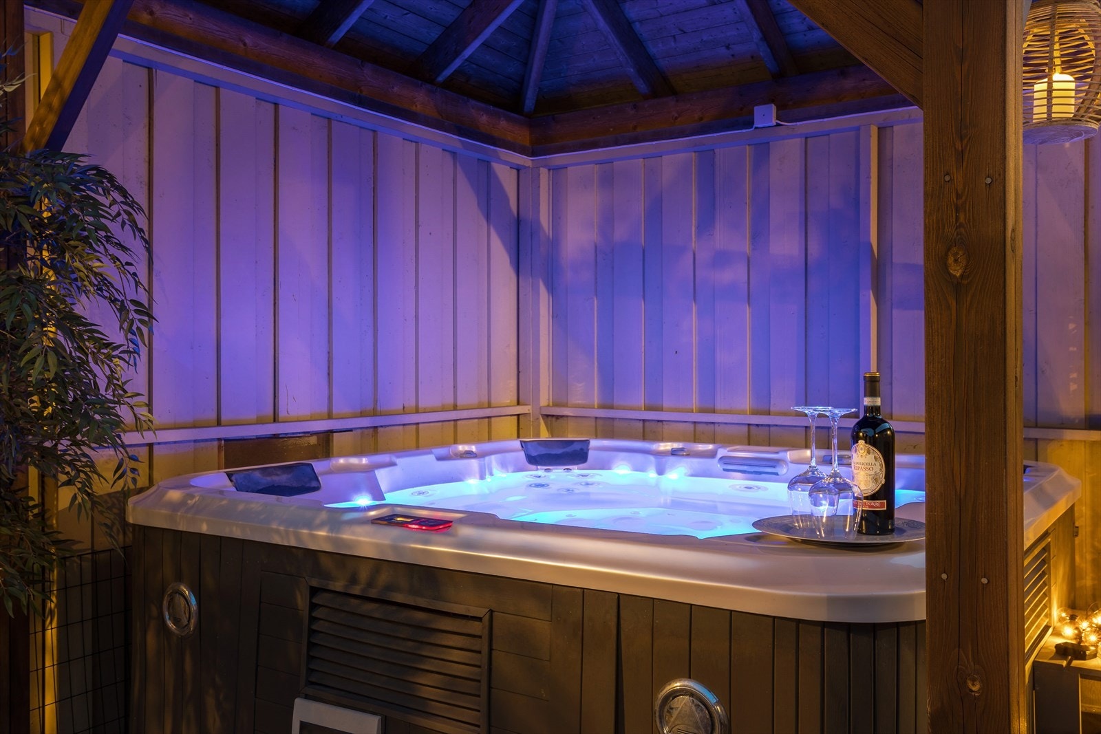 Flott overbygg for jacuzzien. Galleribilde