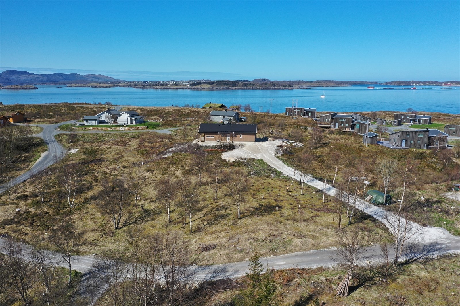 Tomten ligger i naturskjønne omgivelser med gode solforhold og utsikt mot Sandhornet, som er et yndet turmål for mange. Galleribilde