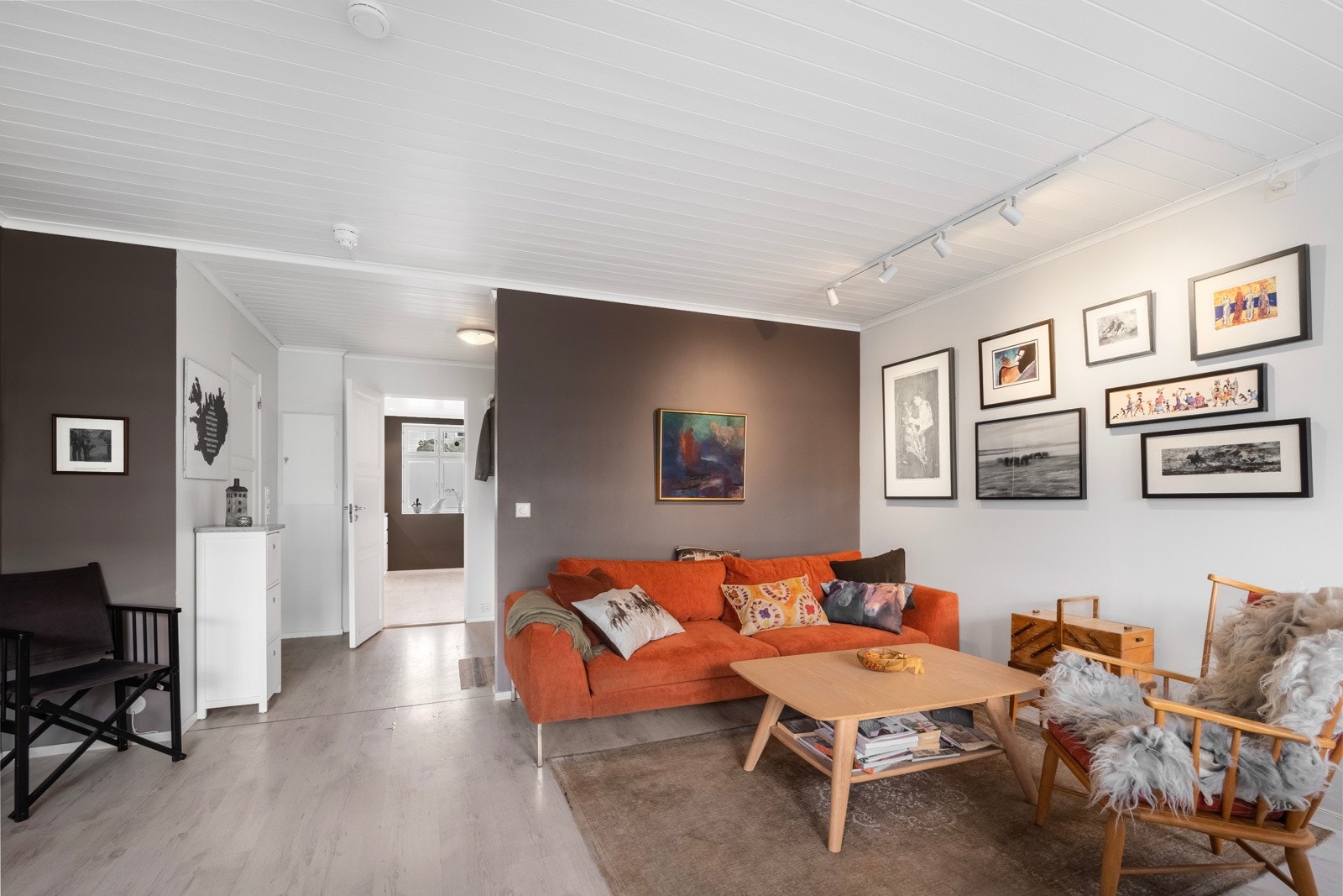 Stuen er romslig med plass til sofagruppe og spisestue Galleribilde