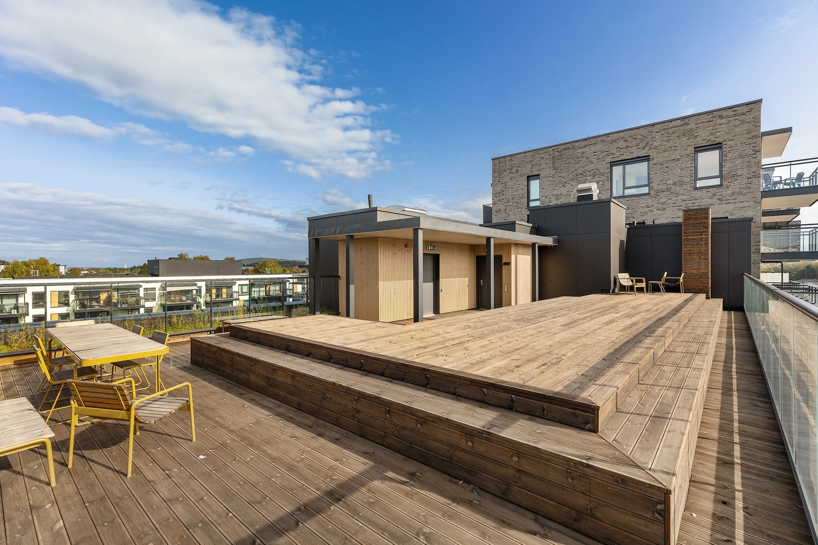 Sommerbilder: Felles takterrasse til glede for beboerne med flotte sol-og utsiktsforhold! Galleribilde