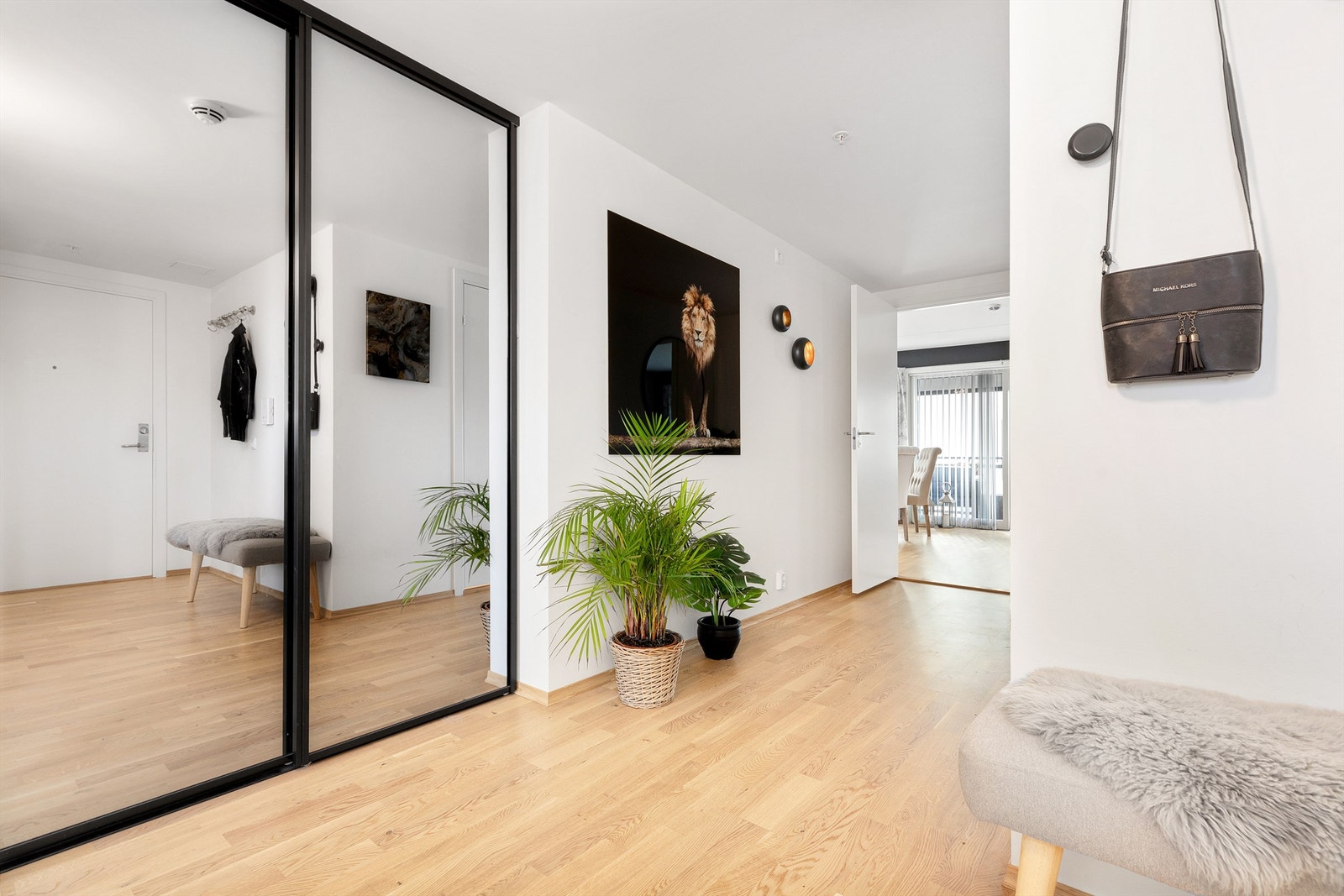 Romslig gang med skyvedørsgarderobe Galleribilde